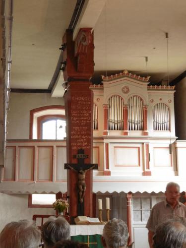 Altar und Orgelempore