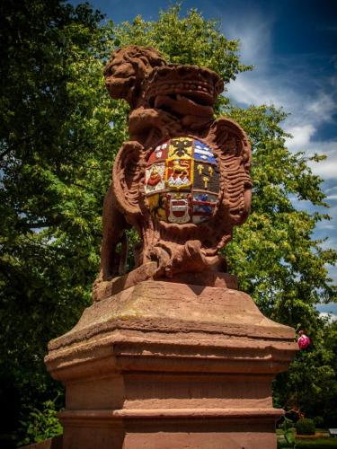 Detail am Eingang zum Schloss Heusenstamm