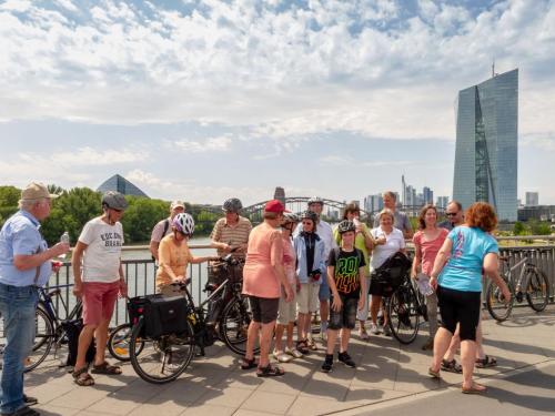 Aufstellung zum Gruppenfoto vor Frankfurter Skyline 