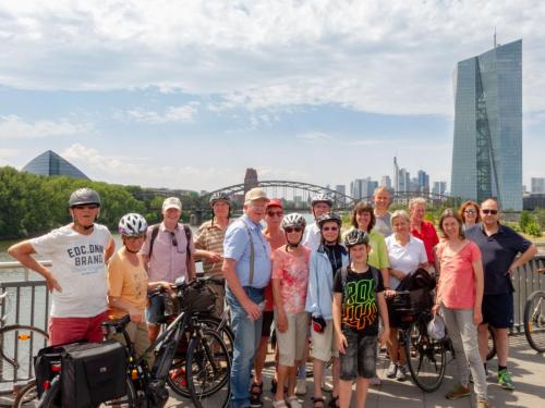 Gruppenfoto vor Frankfurter Skyline 1