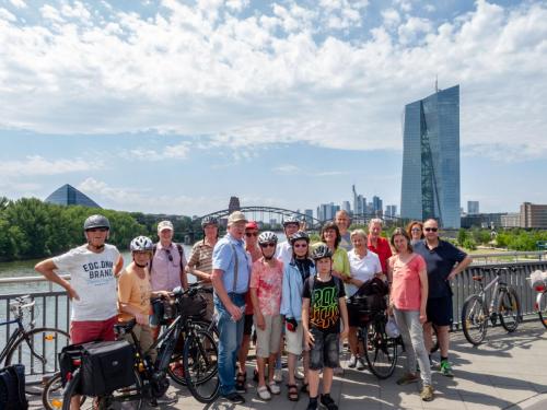 Gruppenfoto vor Frankfurter Skyline 2