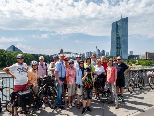 Gruppenfoto vor Frankfurter Skyline 3