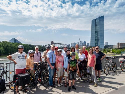 Gruppenfoto vor Frankfurter Skyline 4